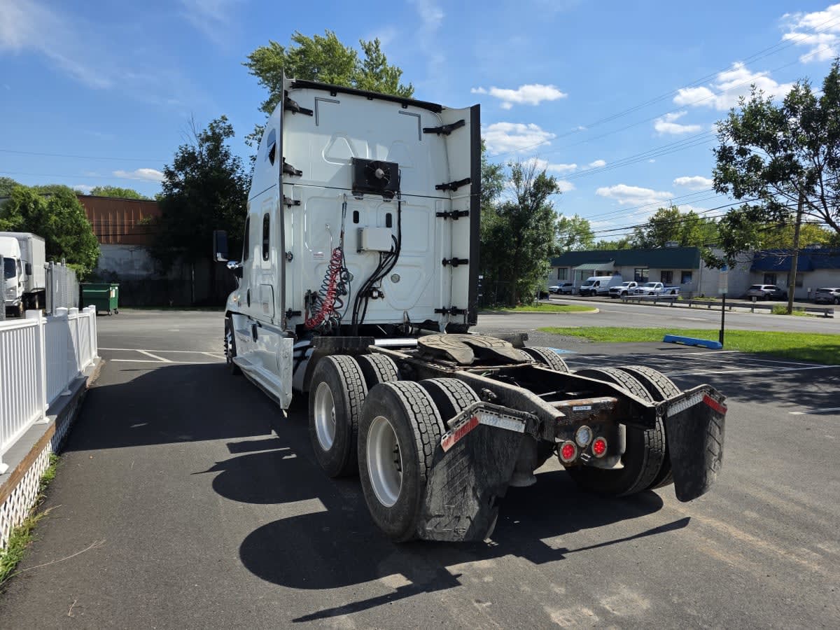 2018 Freightliner Cascadia in Bensalem, PA — photo 6