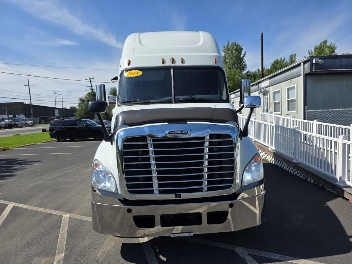 2018 Freightliner Cascadia in Bensalem, PA — photo 2