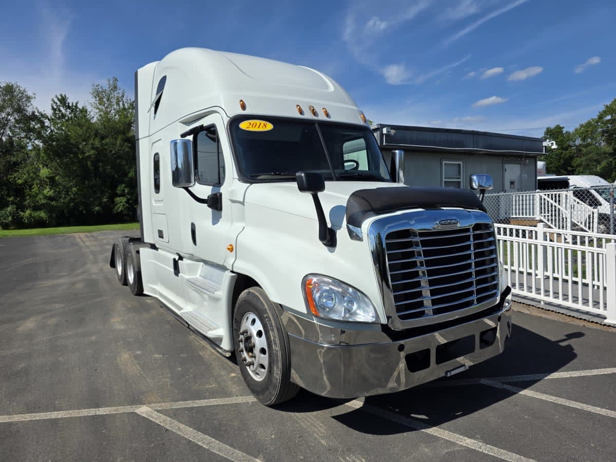 2018 Freightliner Cascadia in Bensalem, PA — photo 3