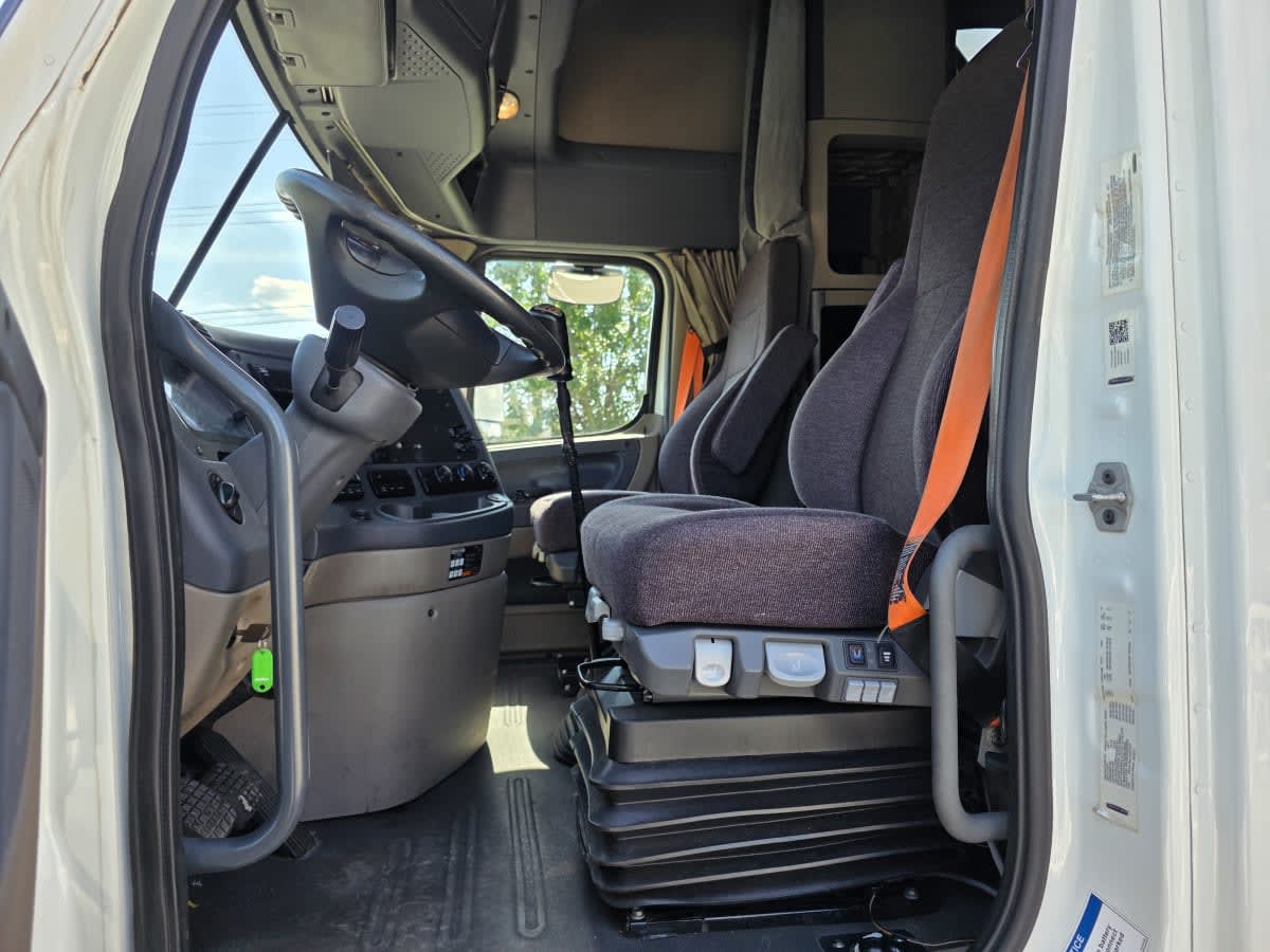 2018 Freightliner Cascadia in Bensalem, PA — photo 7