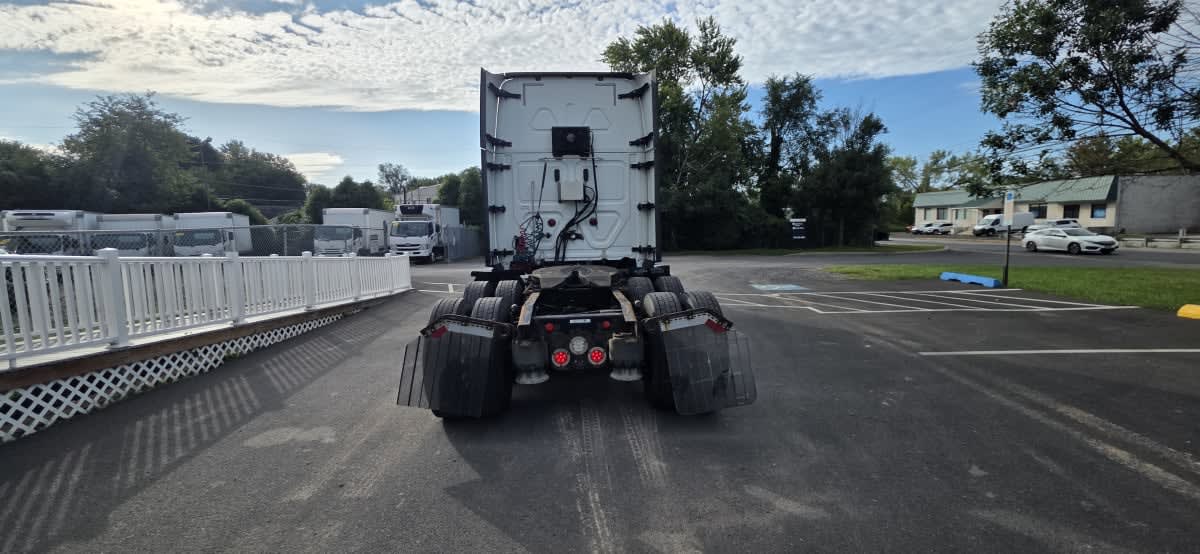 2018 Freightliner Cascadia in Bensalem, PA — photo 5
