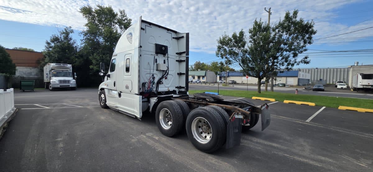 2018 Freightliner Cascadia in Bensalem, PA — photo 6