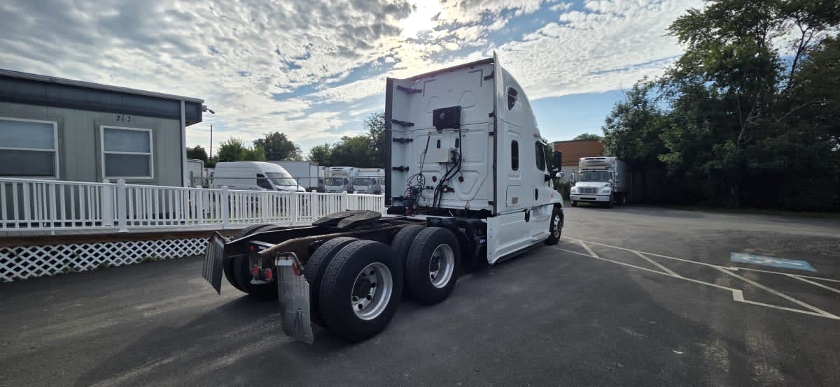 2018 Freightliner Cascadia in Bensalem, PA — photo 4