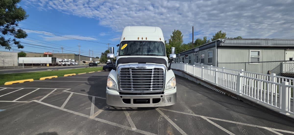 2018 Freightliner Cascadia in Bensalem, PA — photo 2