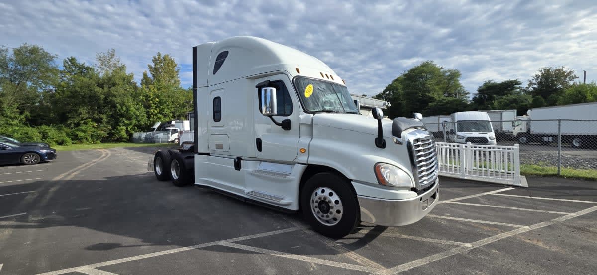 2018 Freightliner Cascadia in Bensalem, PA — photo 3