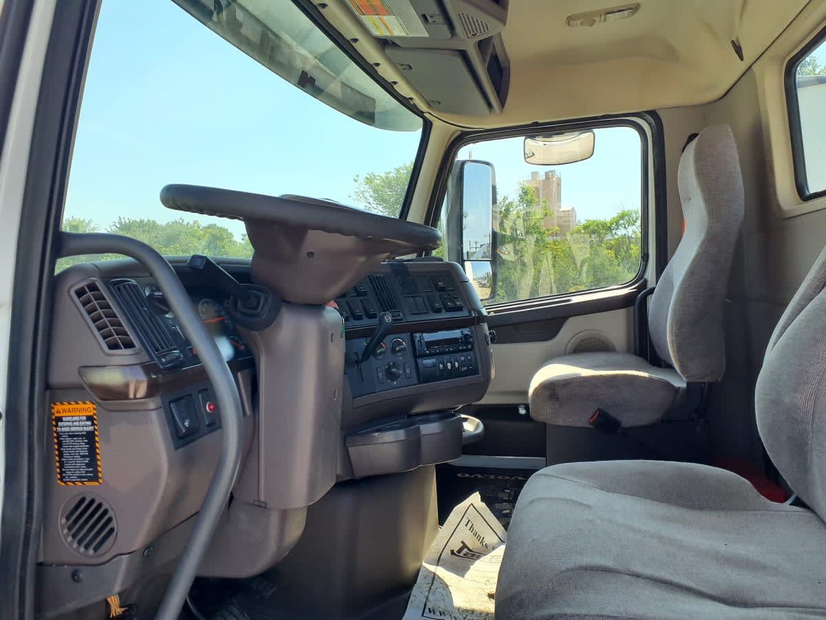 2018 Volvo VNL 860 in Indianapolis, IN — photo 7