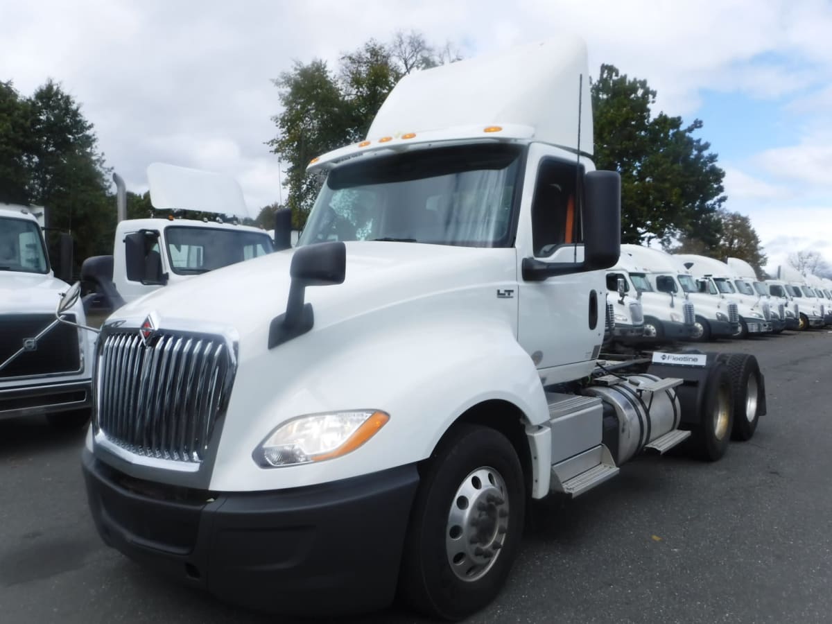 2018 Navistar International LT625 DAYCAB T/A 683374