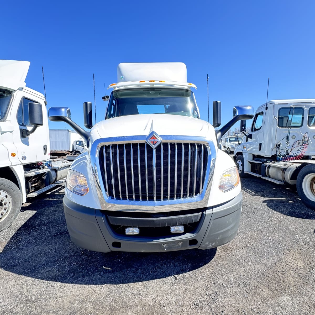 2018 Navistar International LT625 DAYCAB T/A 683376