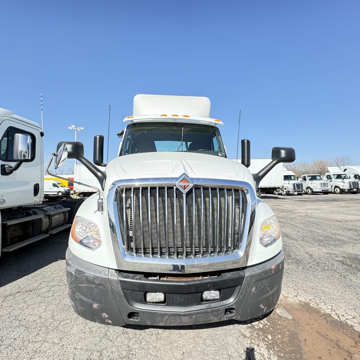 2018 Navistar International LT625 DAYCAB T/A 683377