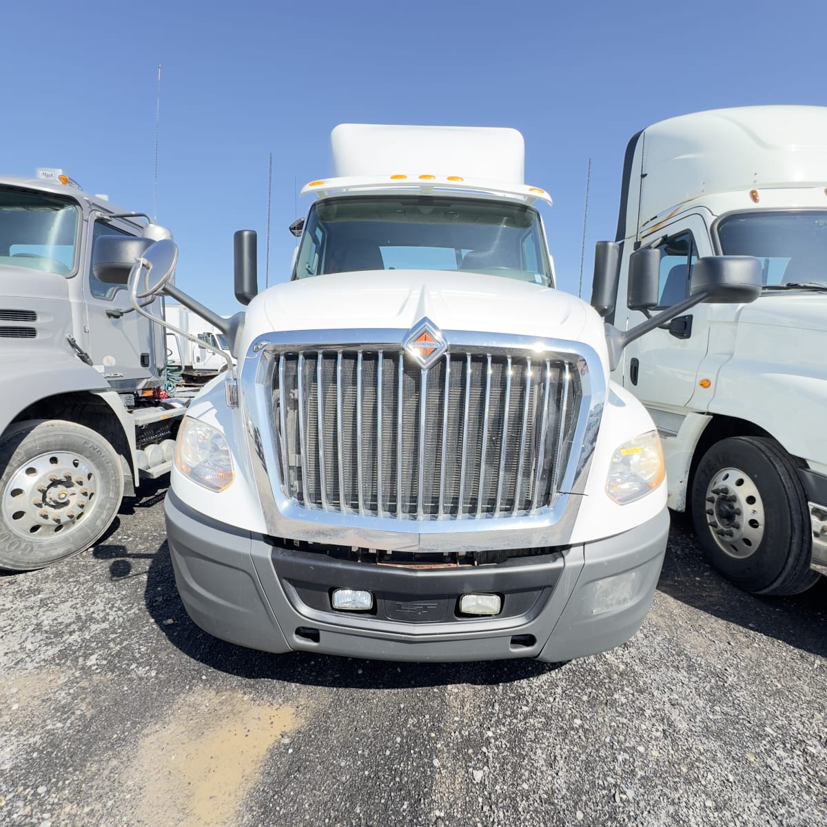 2018 Navistar International LT625 DAYCAB T/A 683379