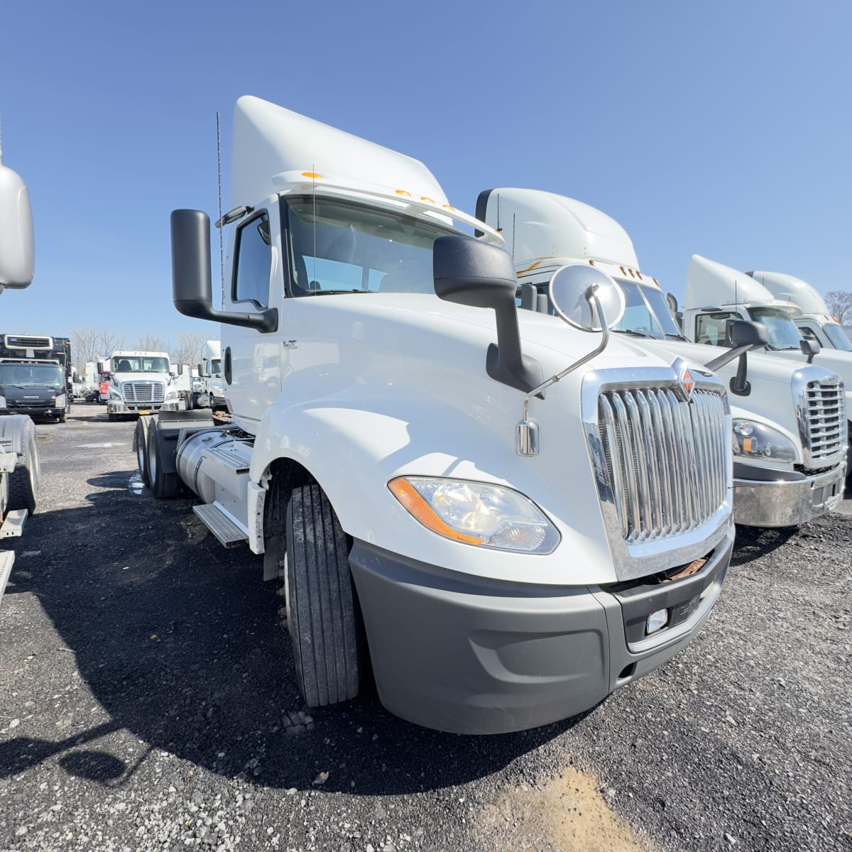 2018 Navistar International LT625 DAYCAB T/A 683379