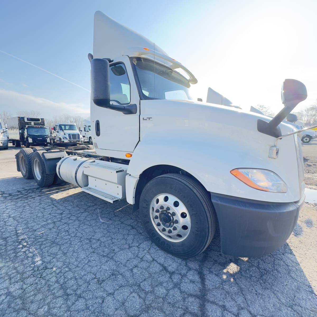 2018 Navistar International LT625 DAYCAB T/A 683382