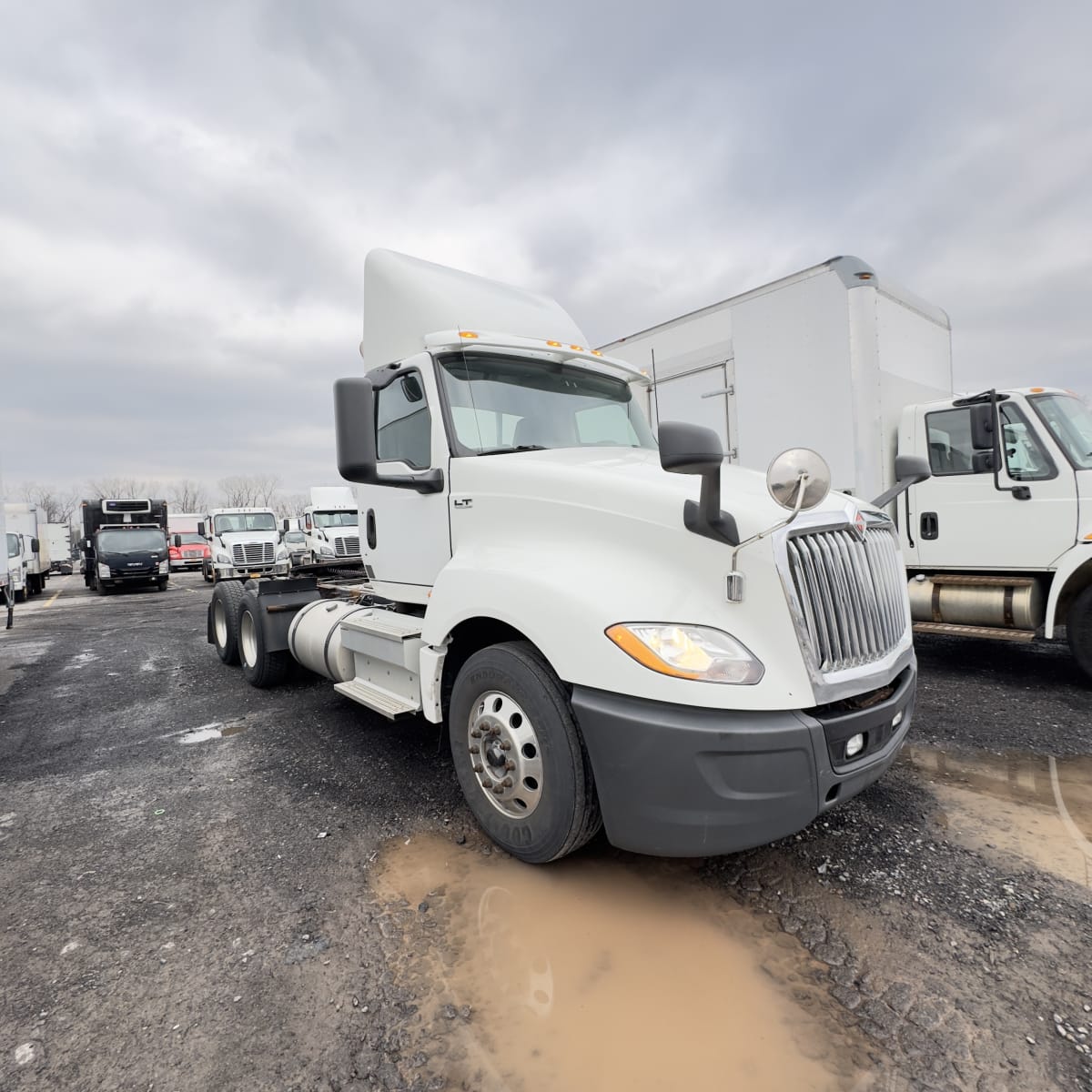 2018 Navistar International LT625 DAYCAB T/A 683384