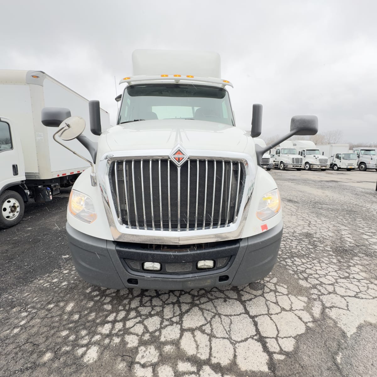 2018 Navistar International LT625 DAYCAB T/A 683386