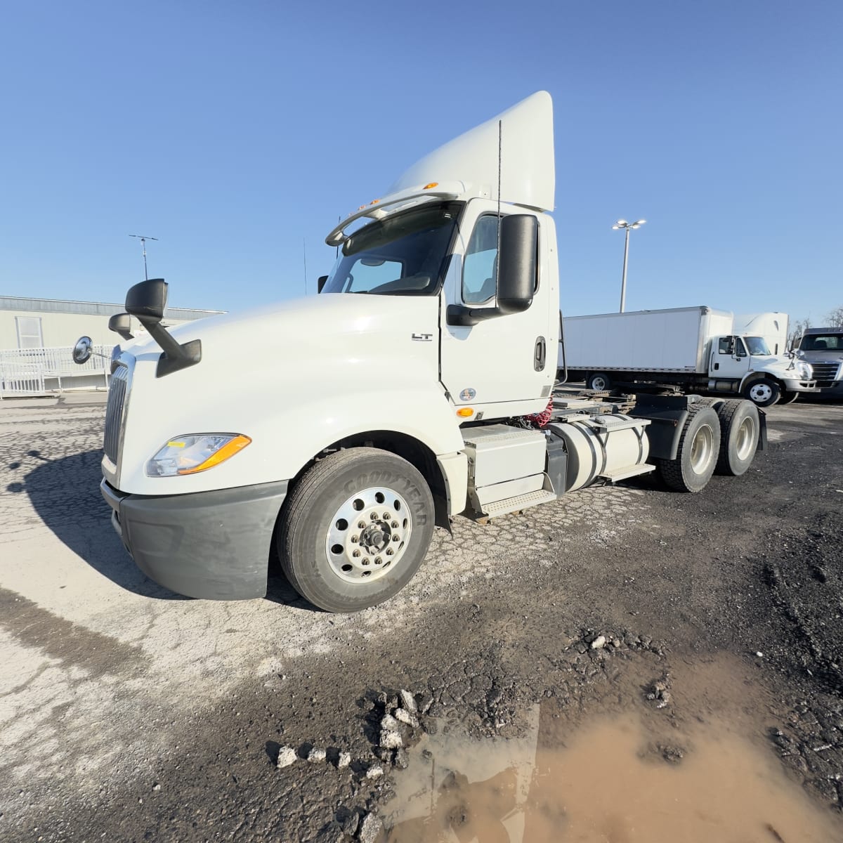 2018 Navistar International LT625 DAYCAB T/A 683387