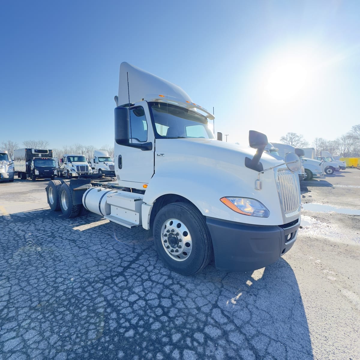 2018 Navistar International LT625 DAYCAB T/A 683387