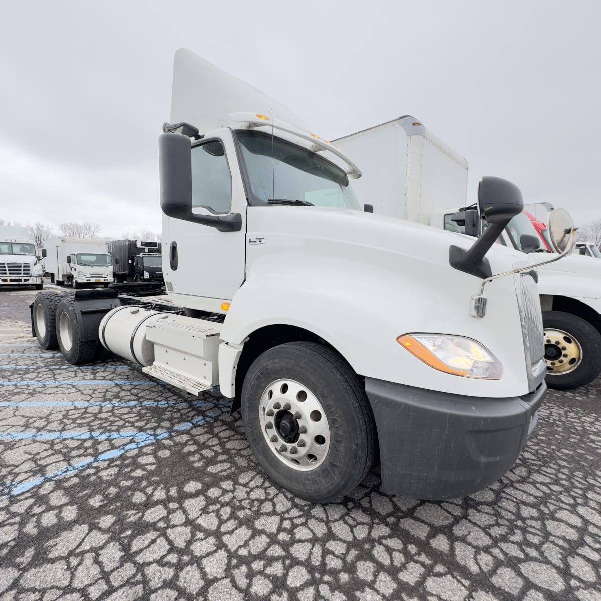 2018 Navistar International LT625 DAYCAB T/A 683389