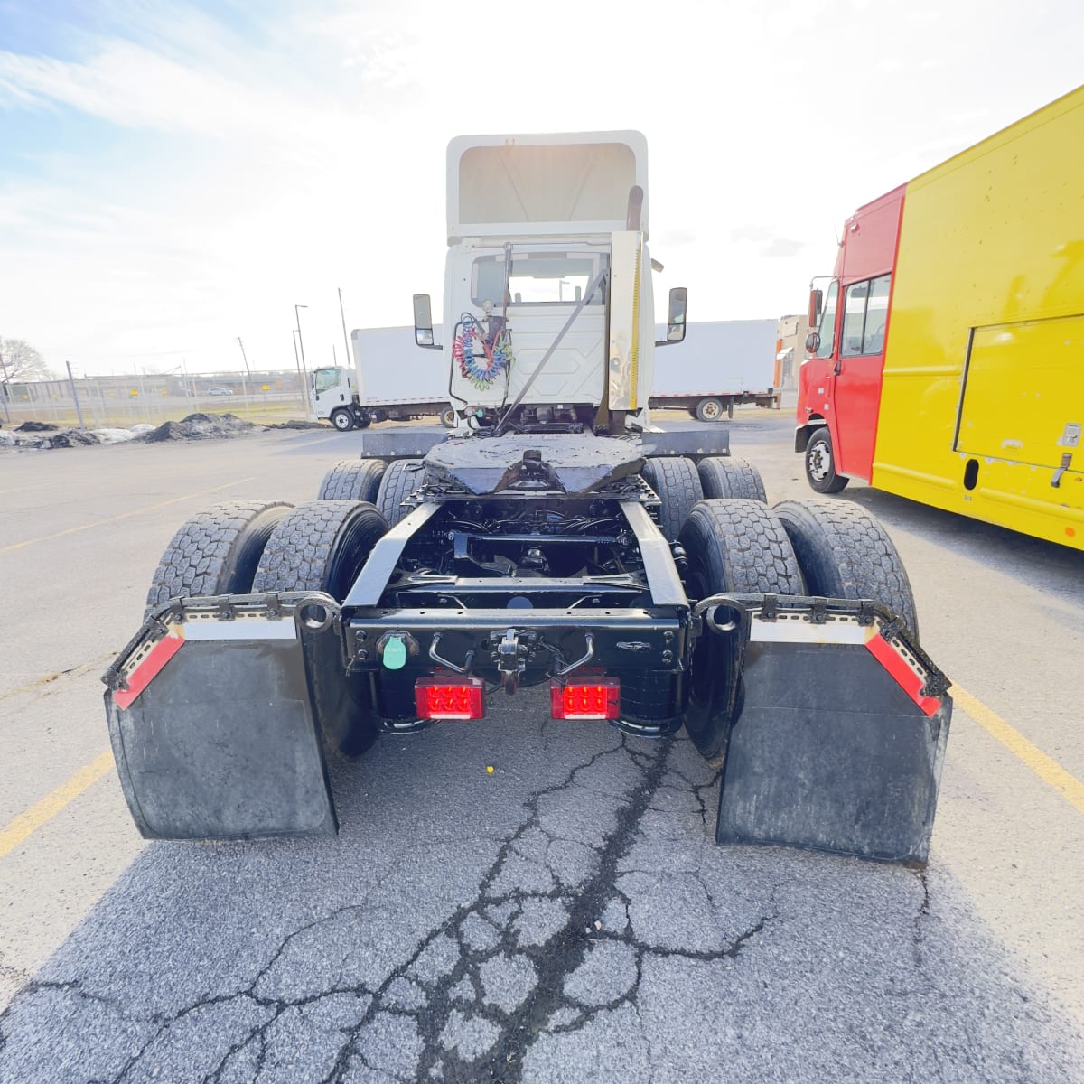 2018 Navistar International LT625 DAYCAB T/A 683390