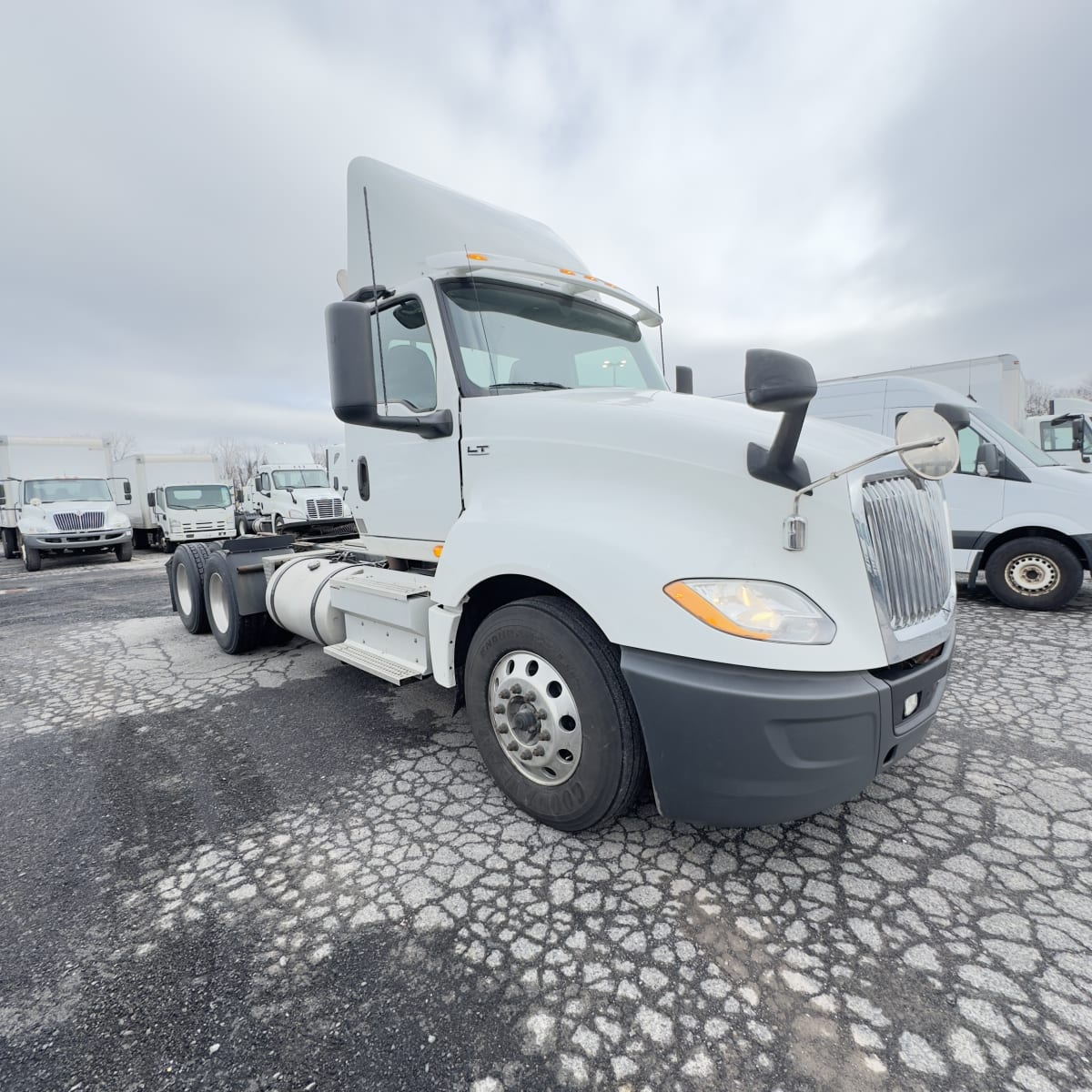 2018 Navistar International LT625 DAYCAB T/A 683391