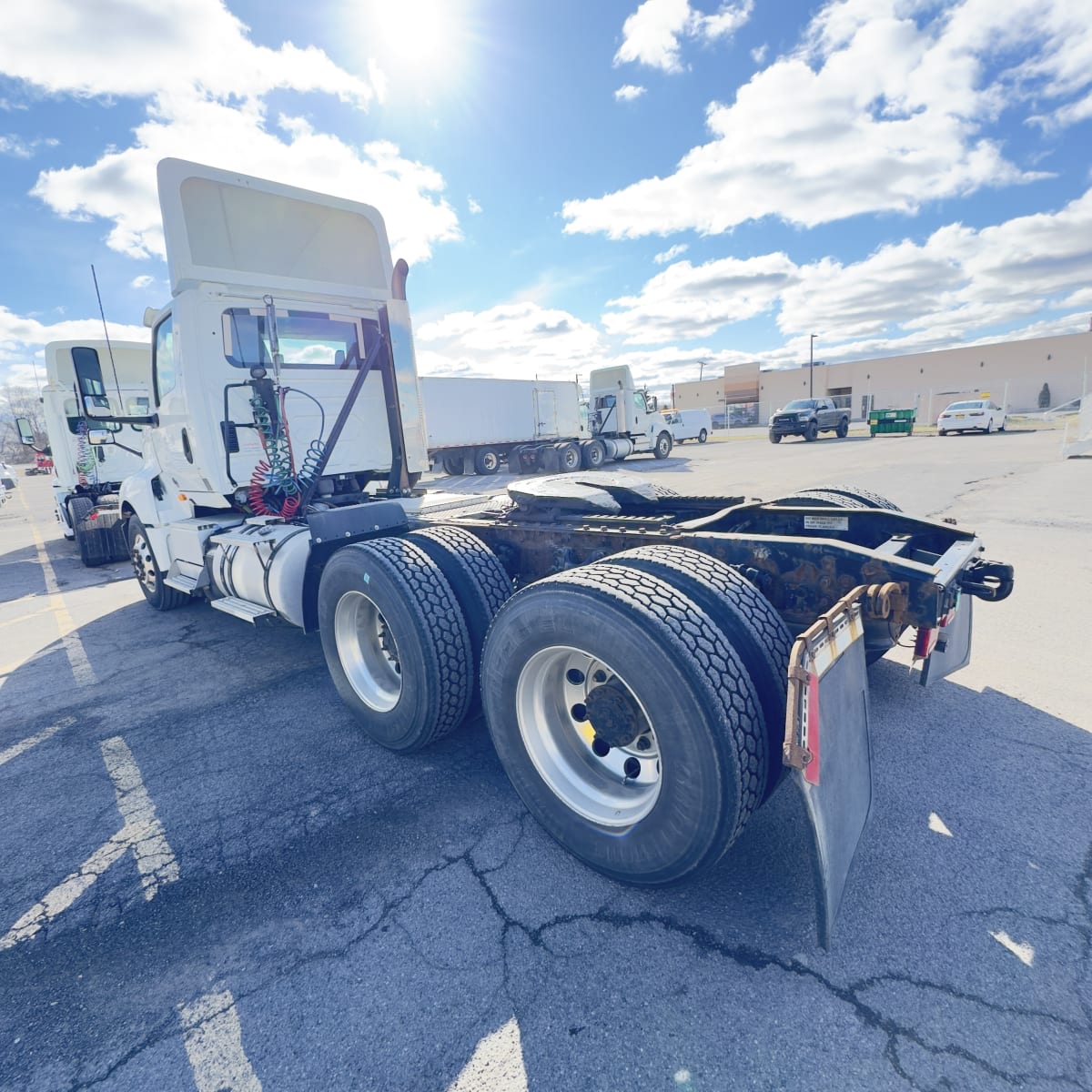 2018 Navistar International LT625 DAYCAB T/A 683392