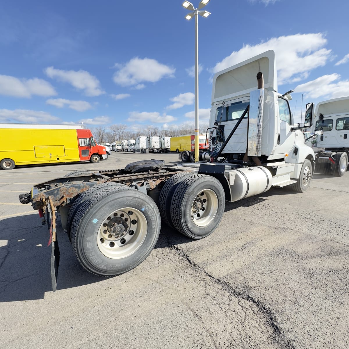 2018 Navistar International LT625 DAYCAB T/A 683392