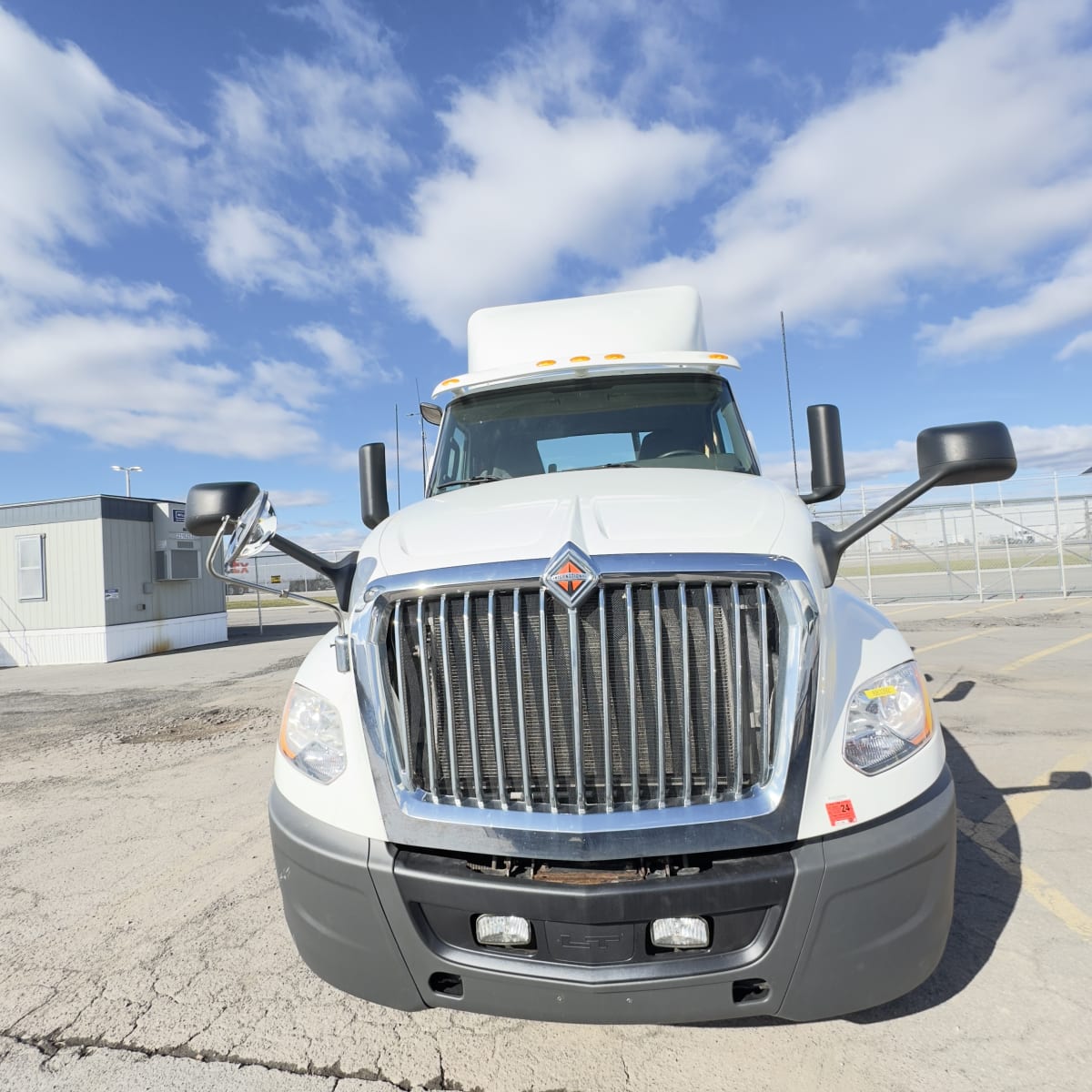 2018 Navistar International LT625 DAYCAB T/A 683392