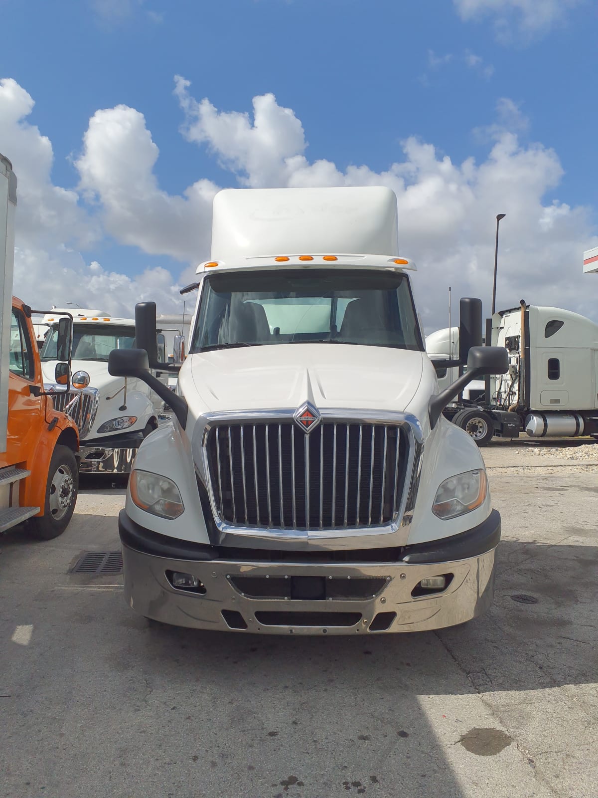 2018 Navistar International LT625 DAYCAB T/A 684174