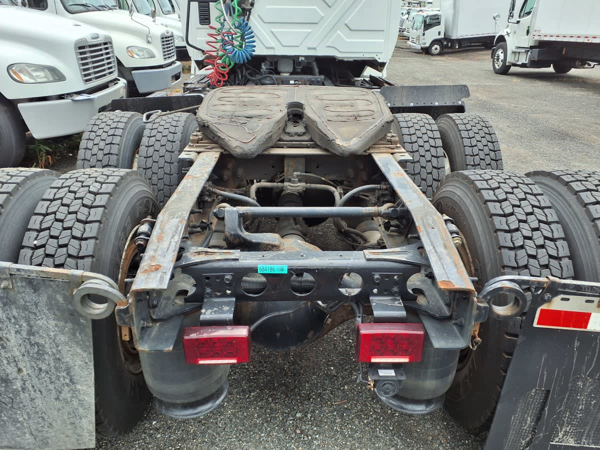 2018 International - image 5