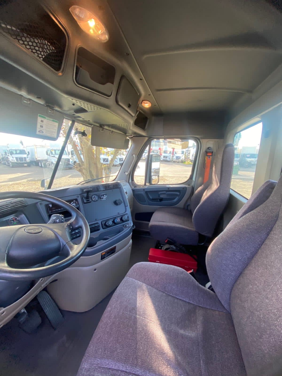 2018 Freightliner - image 7