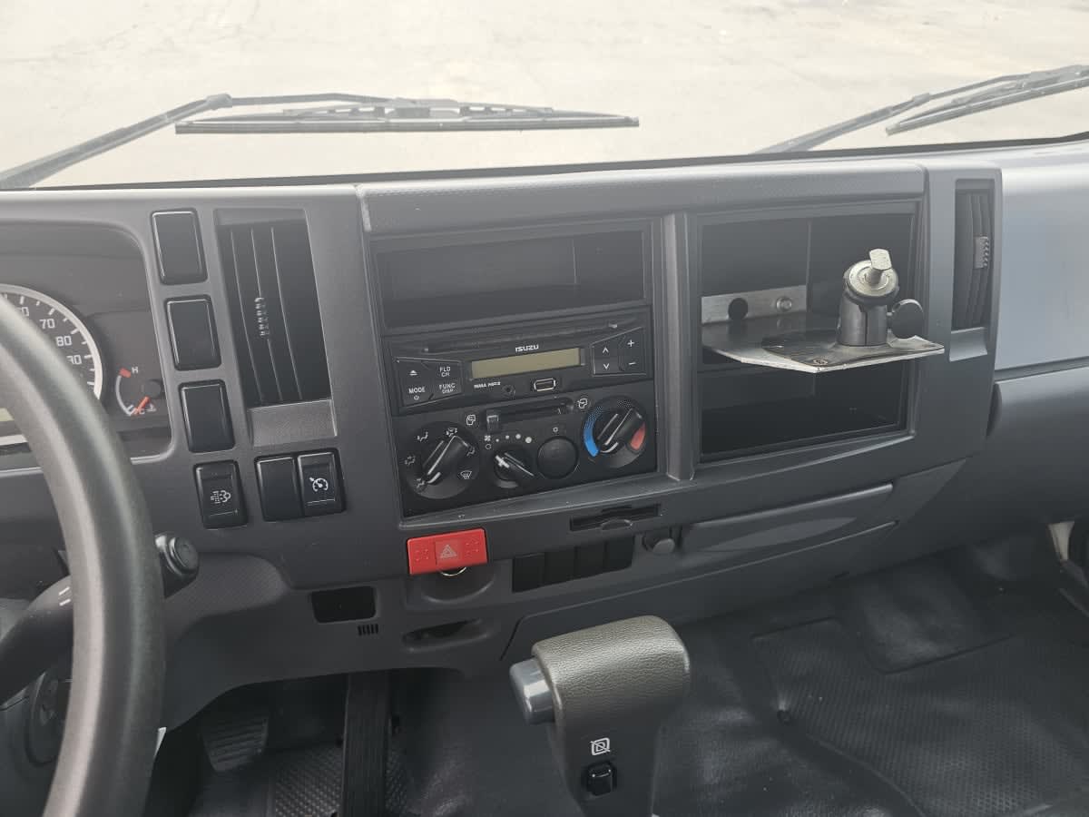 2017 Isuzu NPR 684643