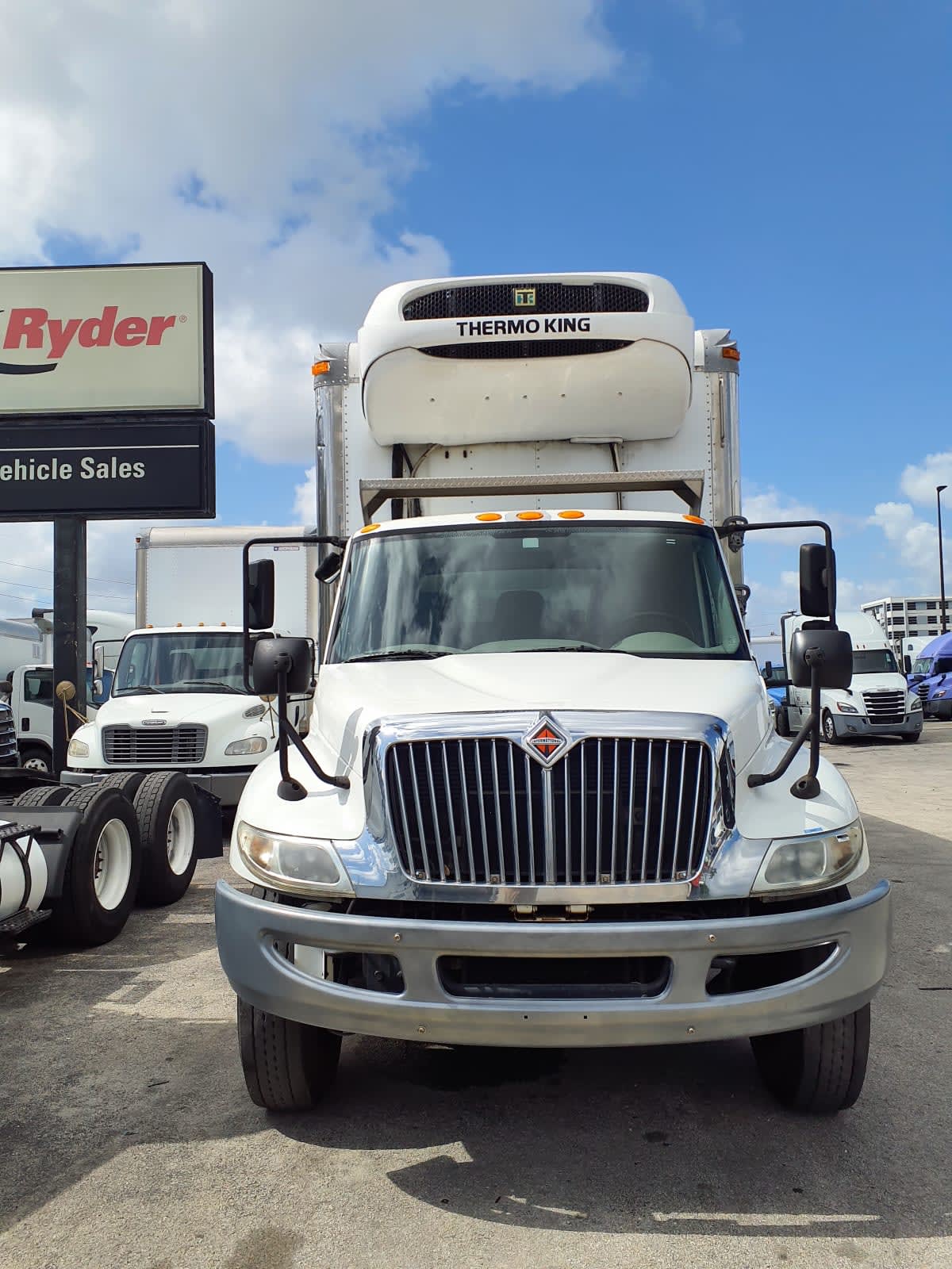 2018 International 4300 in Miami, FL — photo 2
