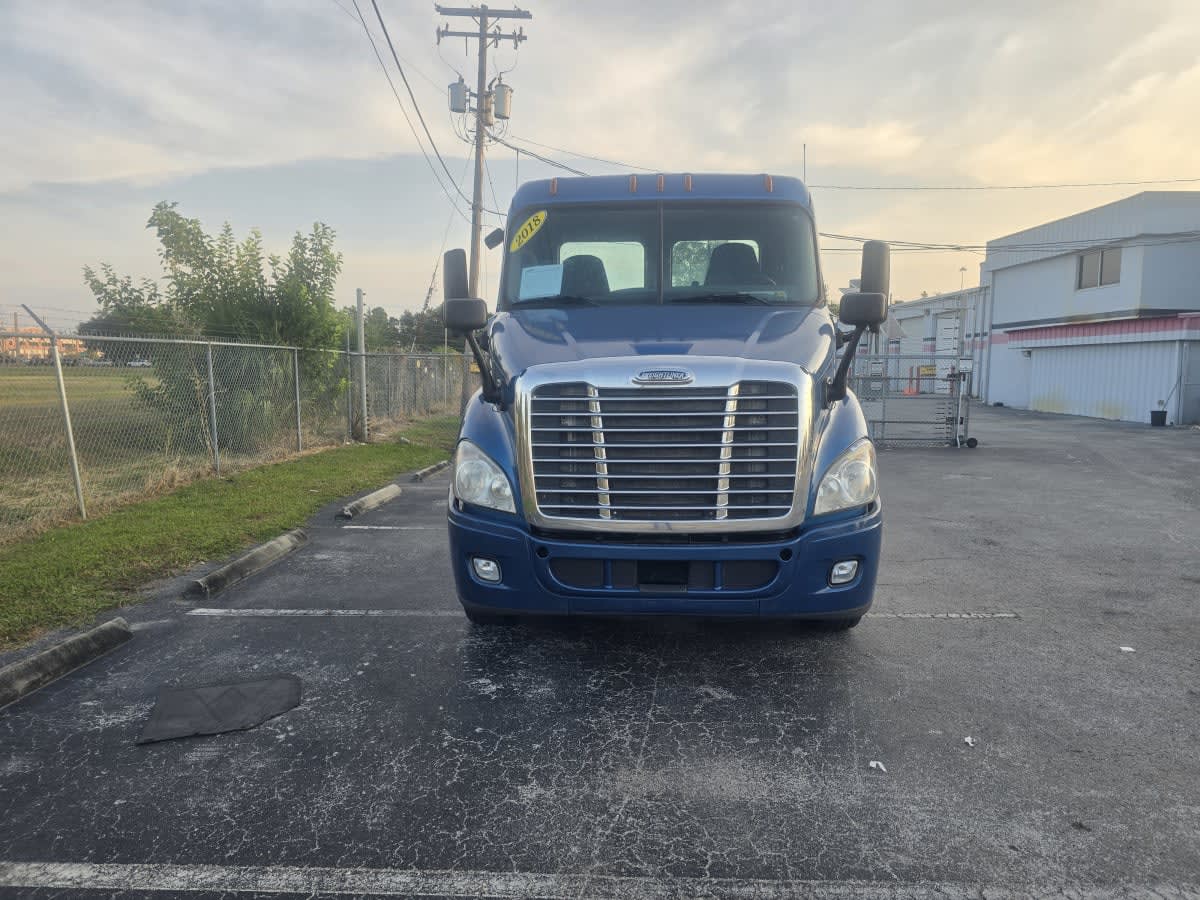 2018 Freightliner Cascadia in Tampa, FL — photo 2