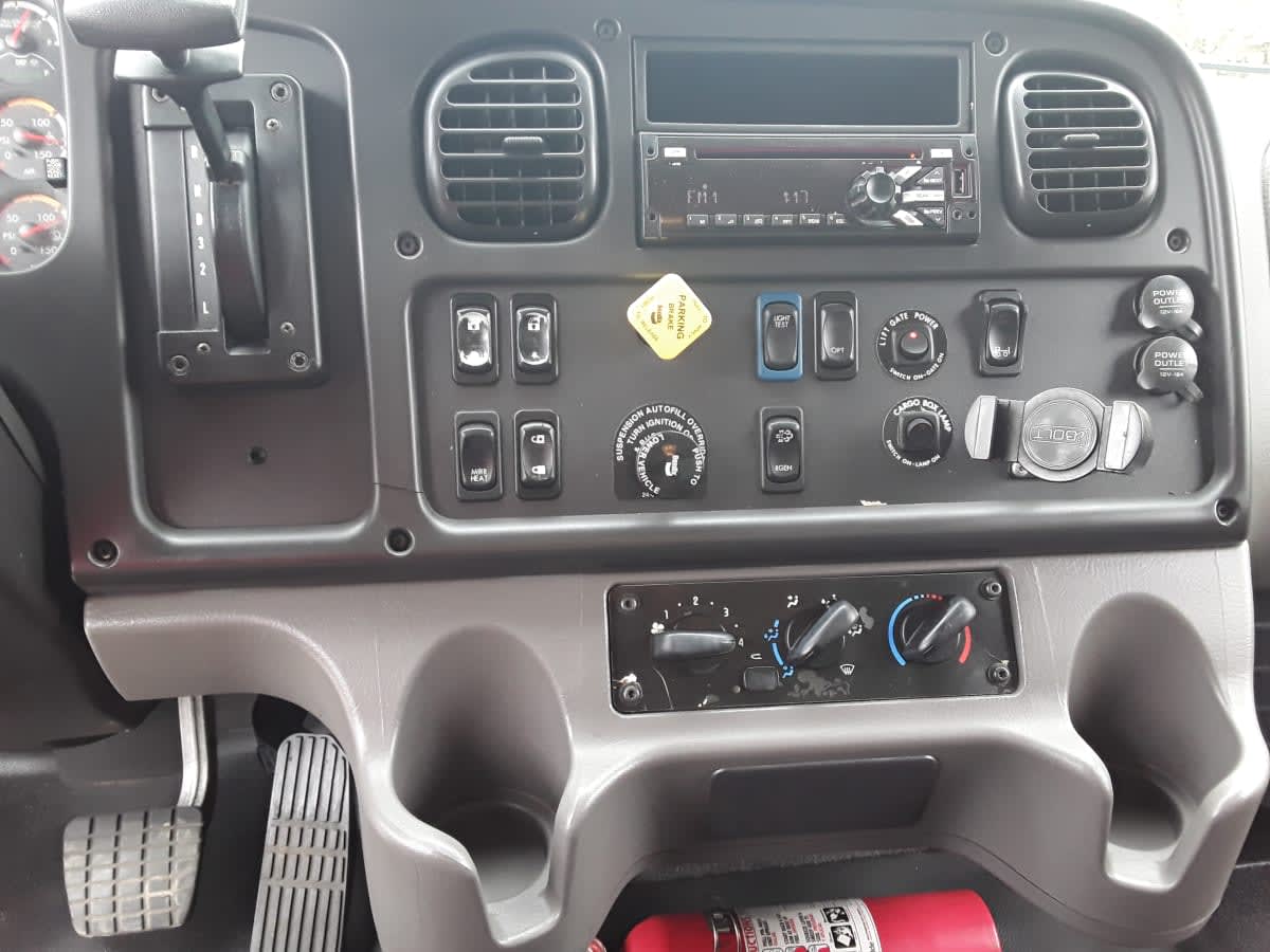 2018 Freightliner M2 106 685597