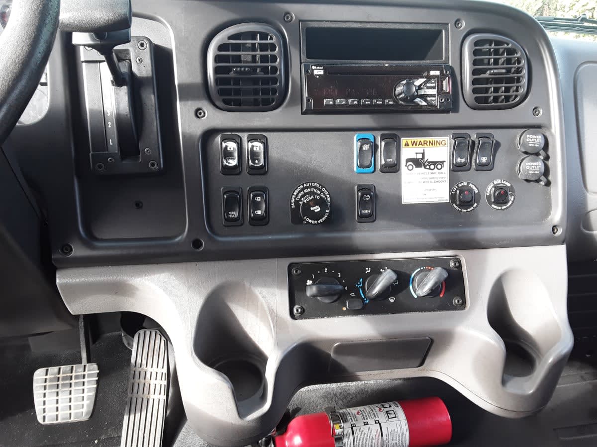 2018 Freightliner M2 106 685647