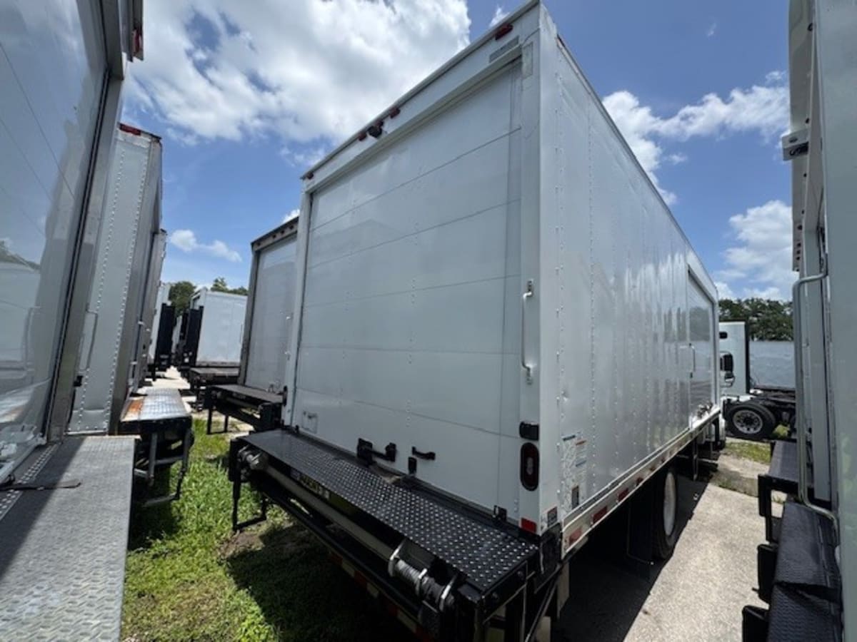 2018 Freightliner M2 106 685717