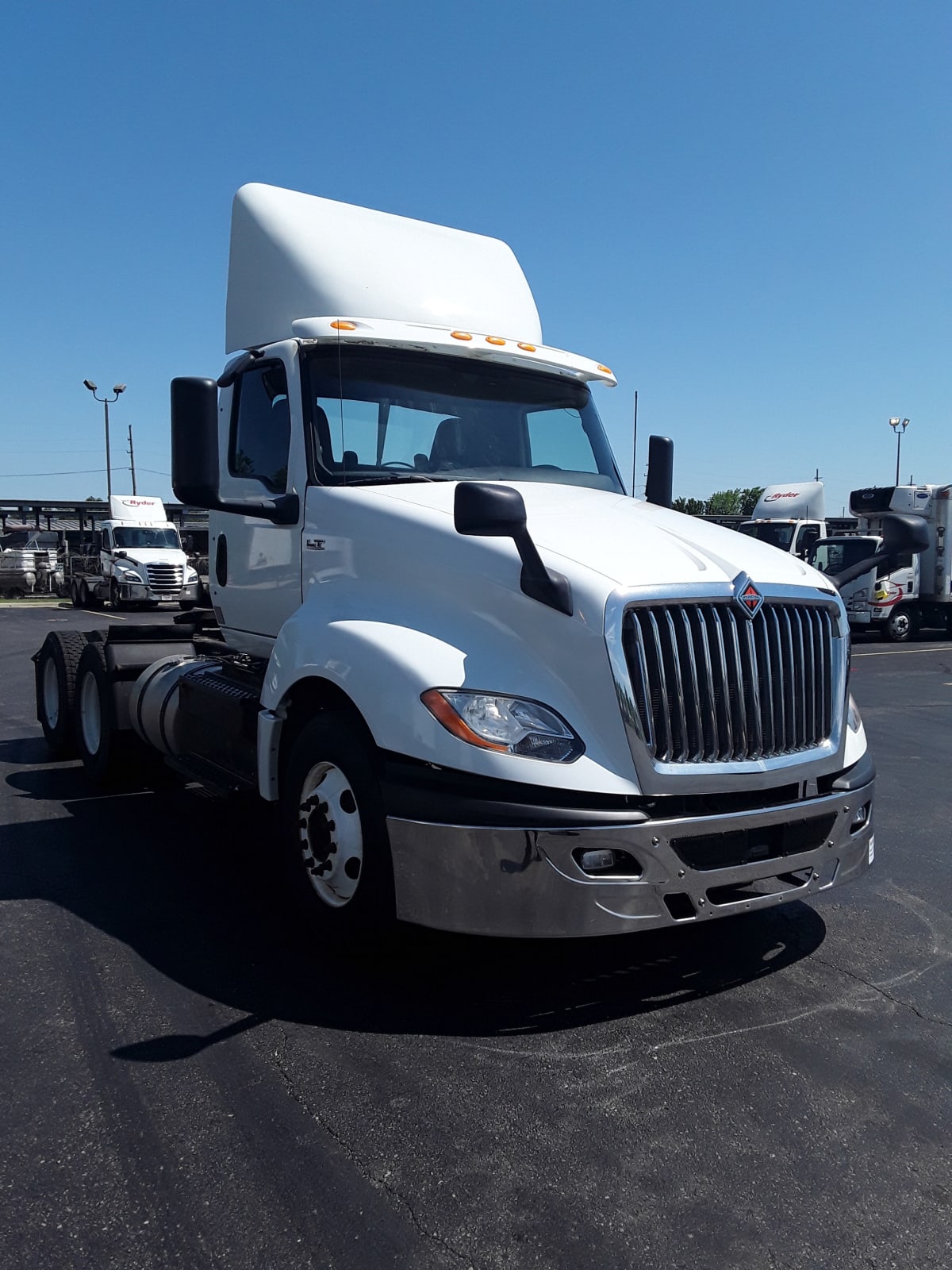 2018 Navistar International LT625 DAYCAB T/A 744611