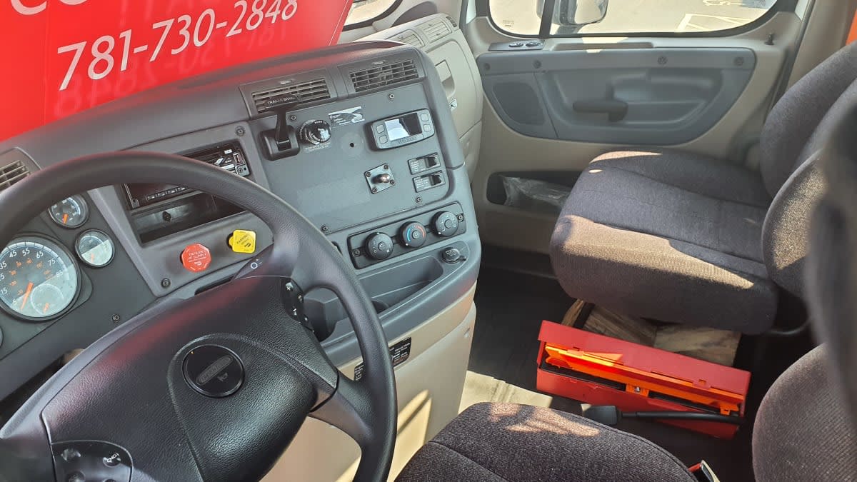 2018 Freightliner Cascadia in Norwood, MA — photo 7