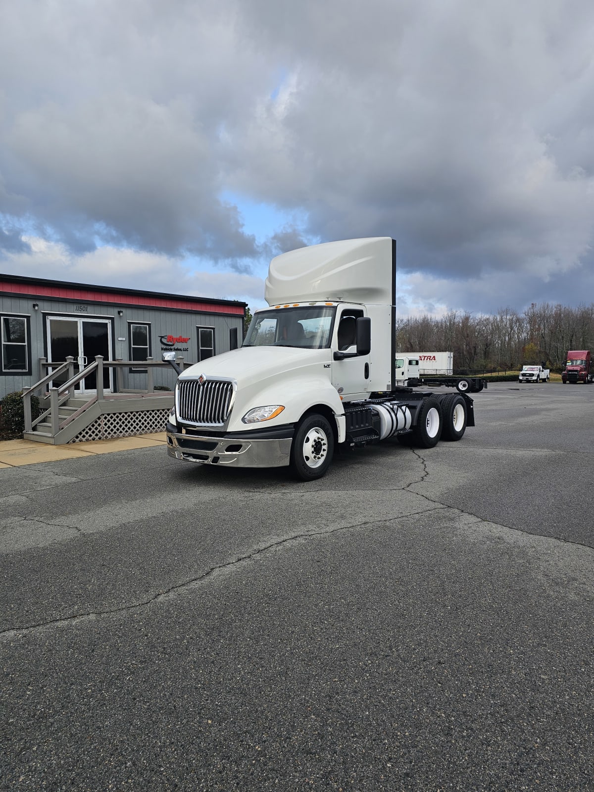2018 Navistar International LT625 DAYCAB T/A 745711