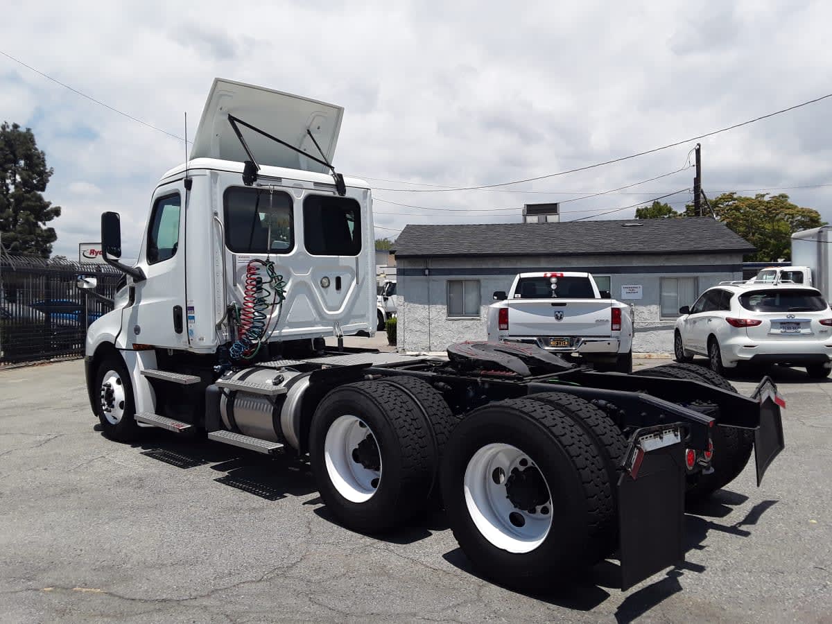 2018 Freightliner Cascadia in Montebello, CA — photo 6