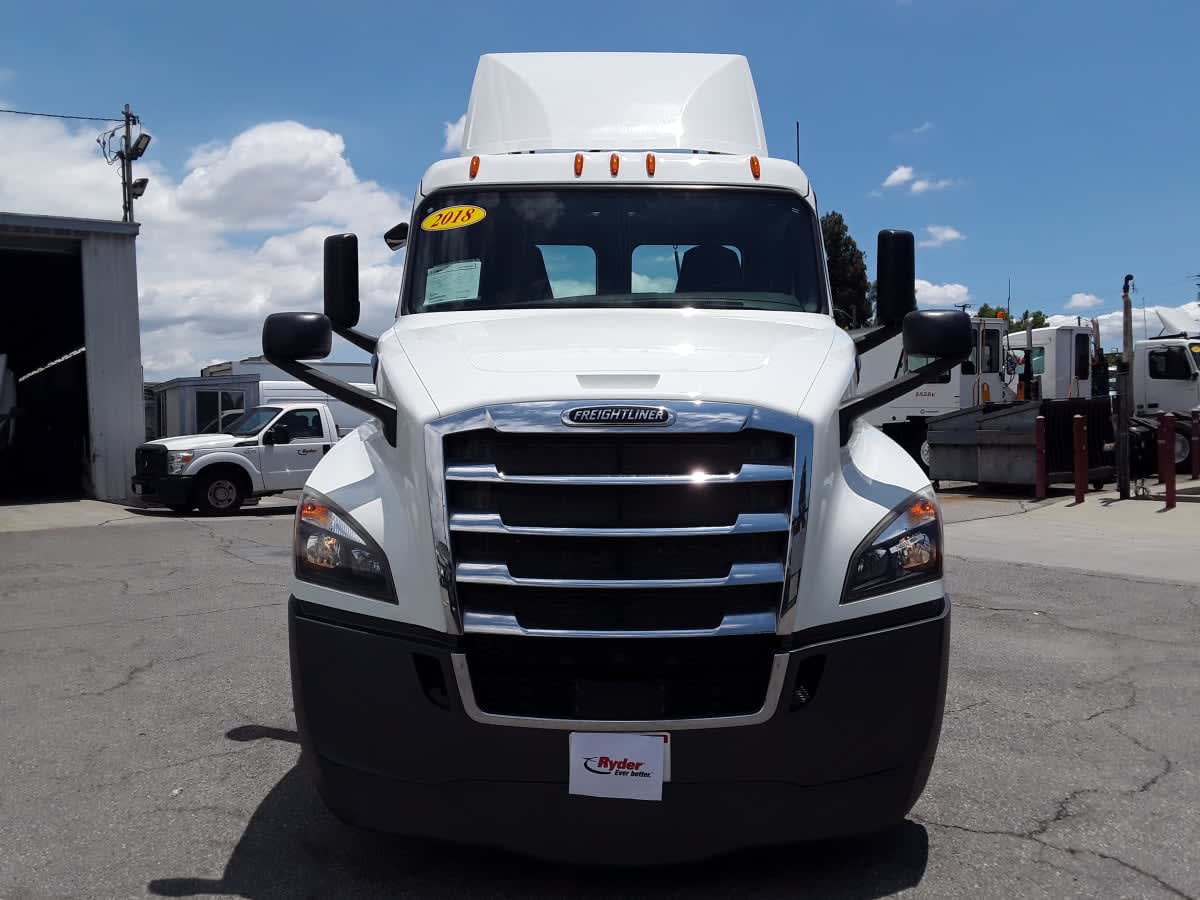 2018 Freightliner Cascadia in Montebello, CA — photo 2