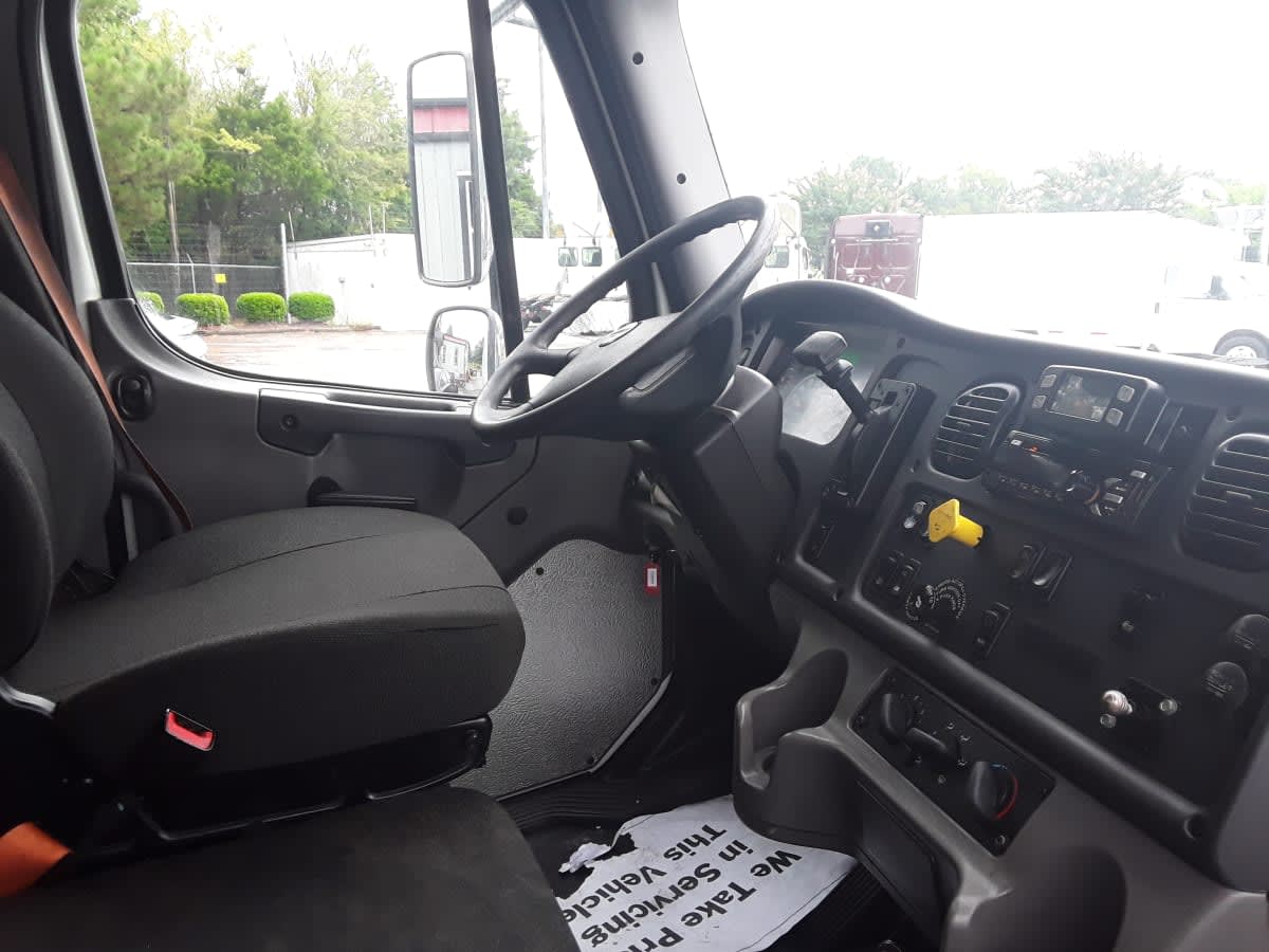 2018 Freightliner M2 106 749048