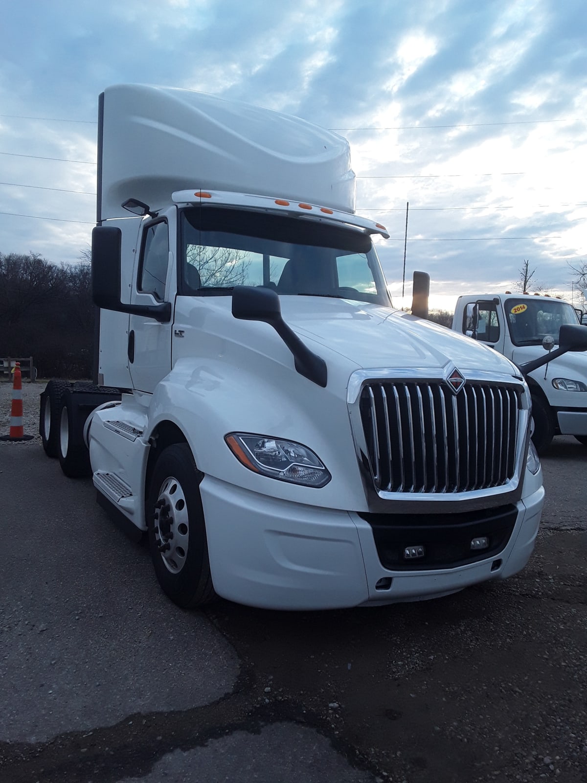 2018 Navistar International LT625 DAYCAB T/A 752564