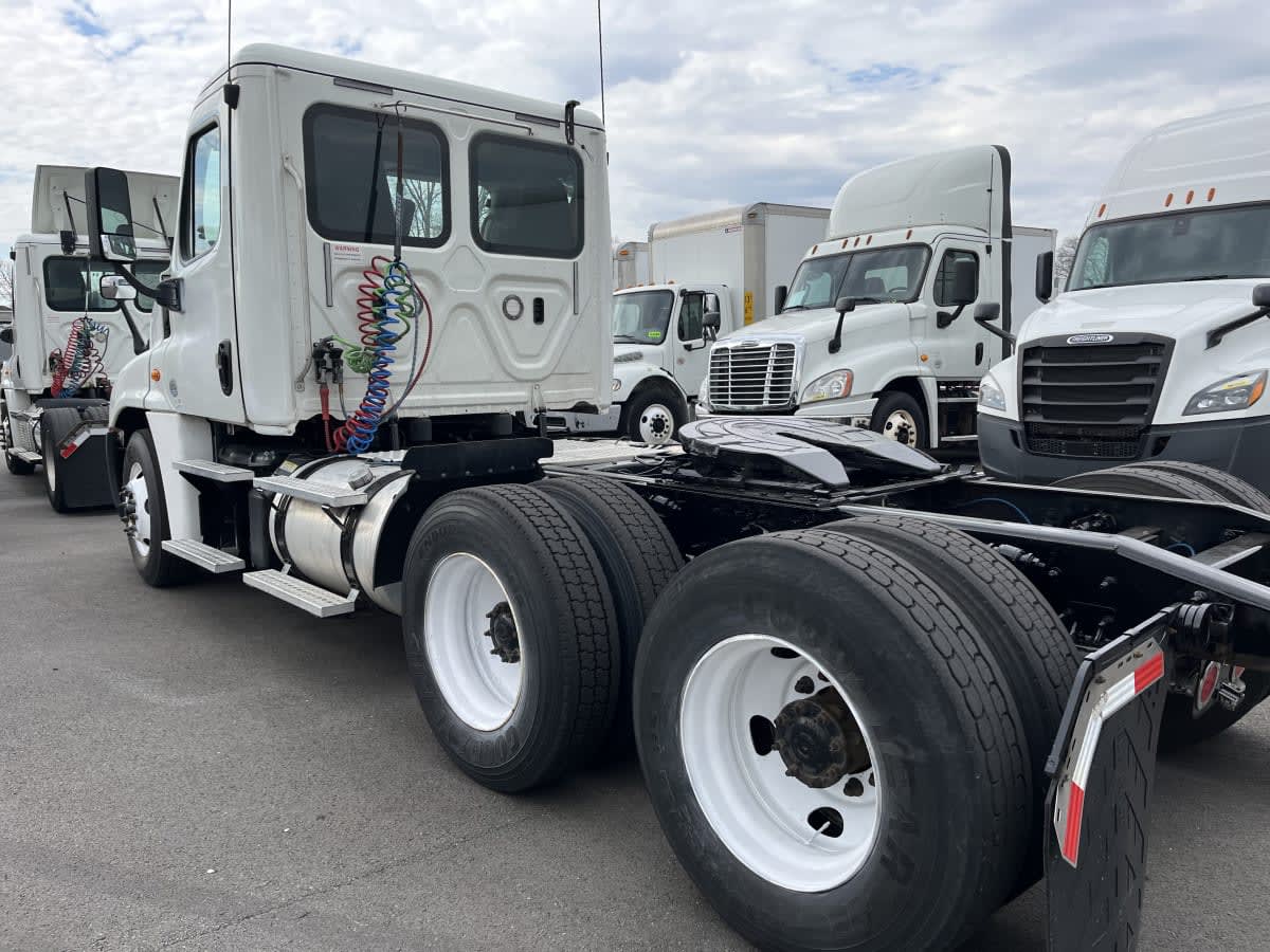 2018 Freightliner Cascadia in Beltsville, MD — photo 6