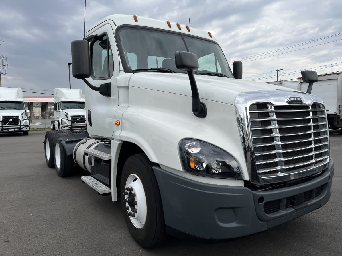 2018 Freightliner Cascadia in Beltsville, MD — photo 3