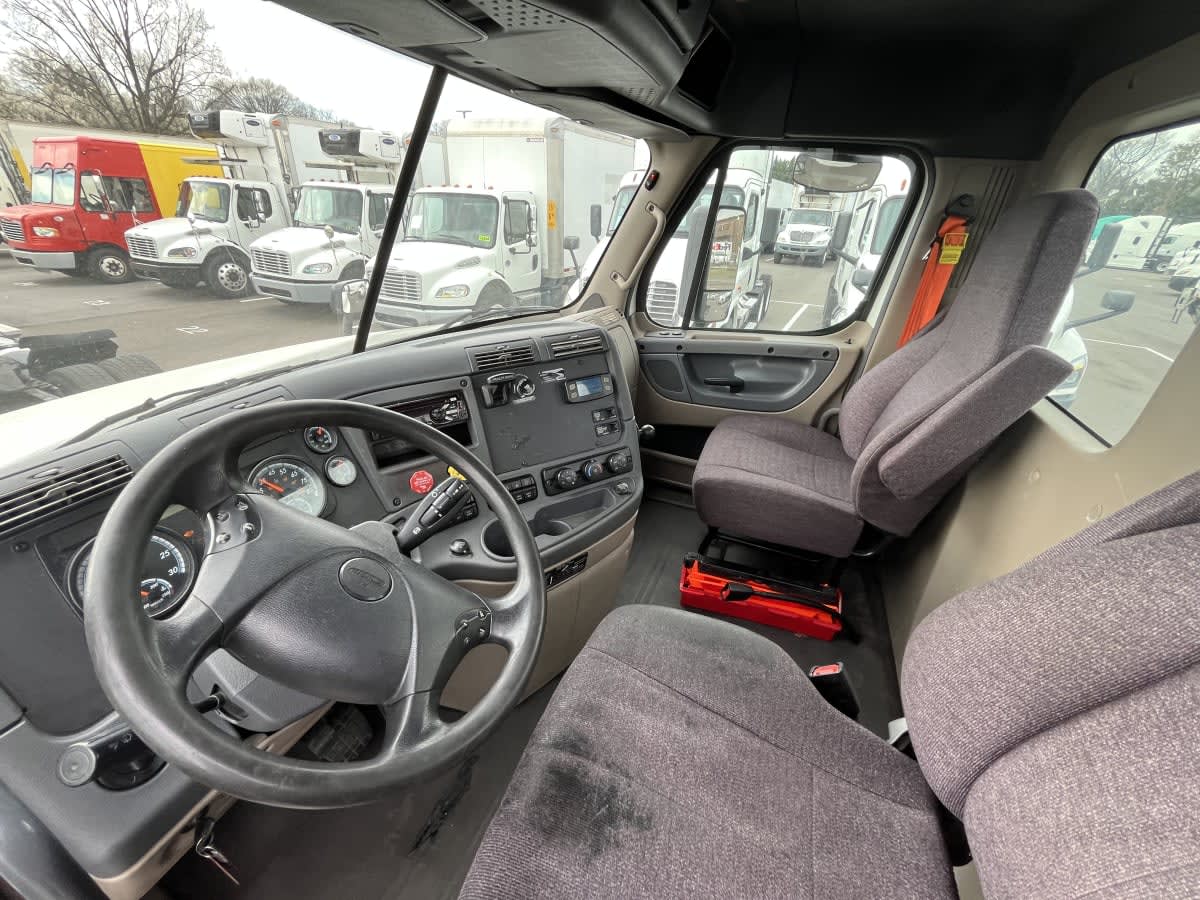 2018 Freightliner Cascadia in Beltsville, MD — photo 7