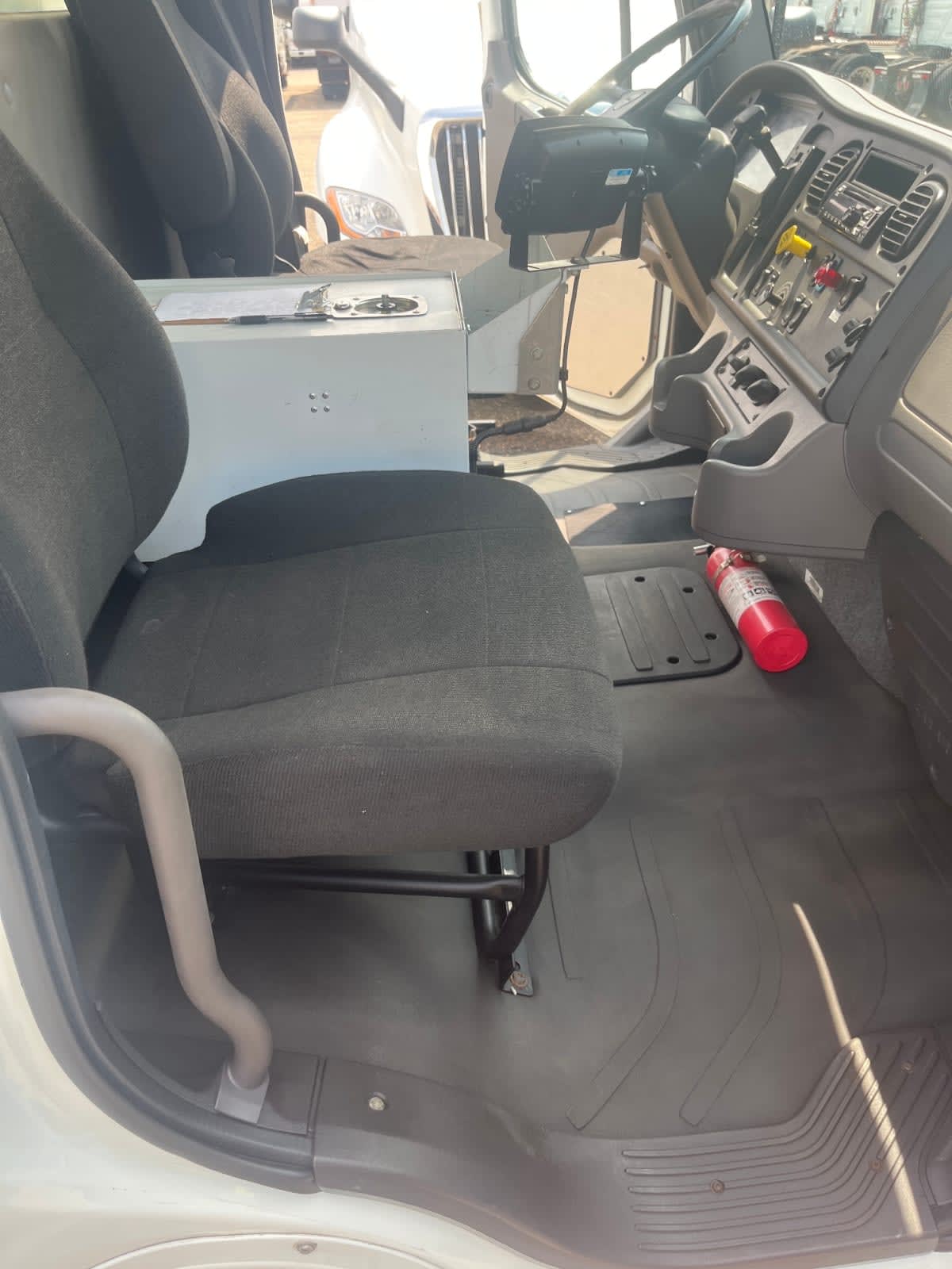 2018 Freightliner/Mercedes M2 106 753332