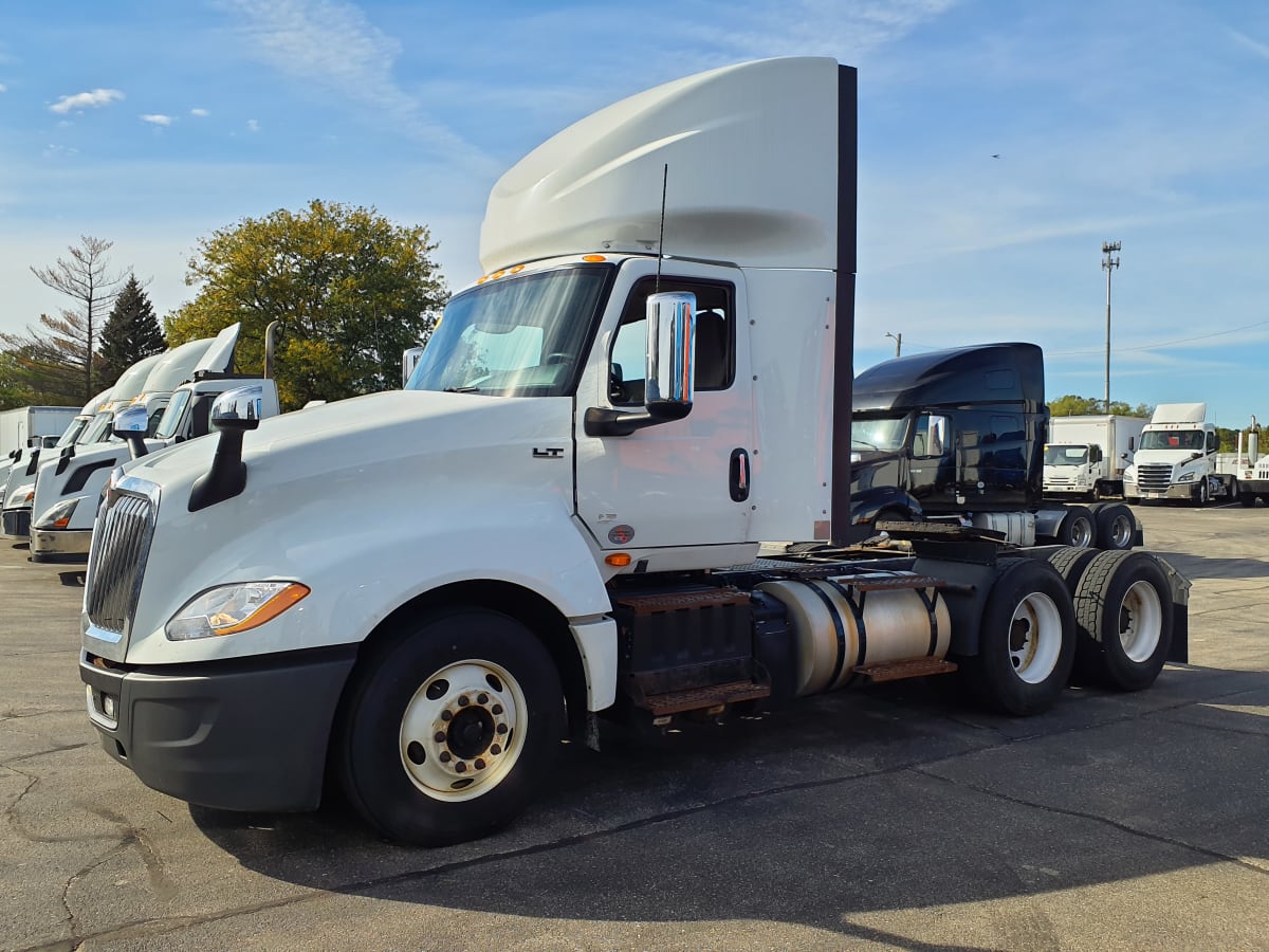 2018 Navistar International LT625 DAYCAB T/A 754324