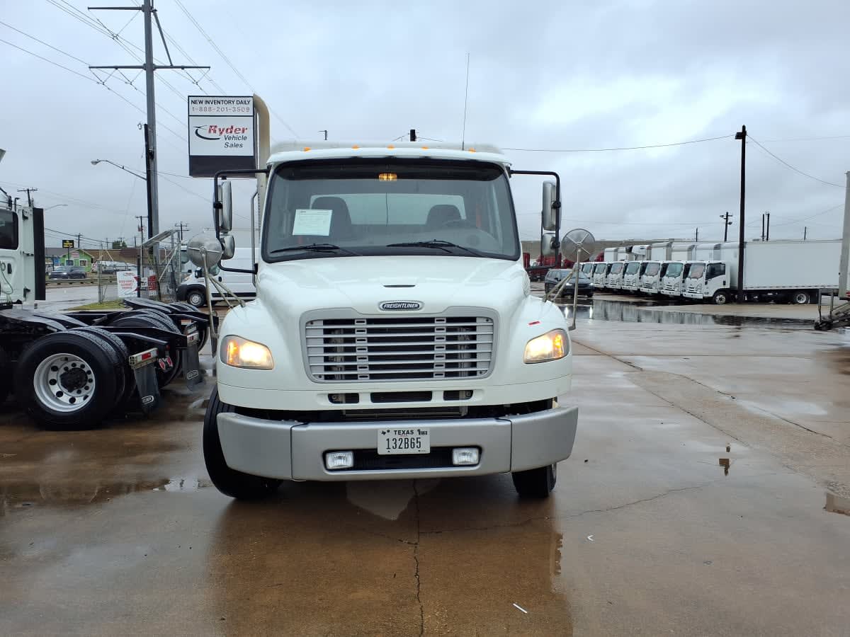 2018 Freightliner M2 106 in Dallas, TX — photo 2