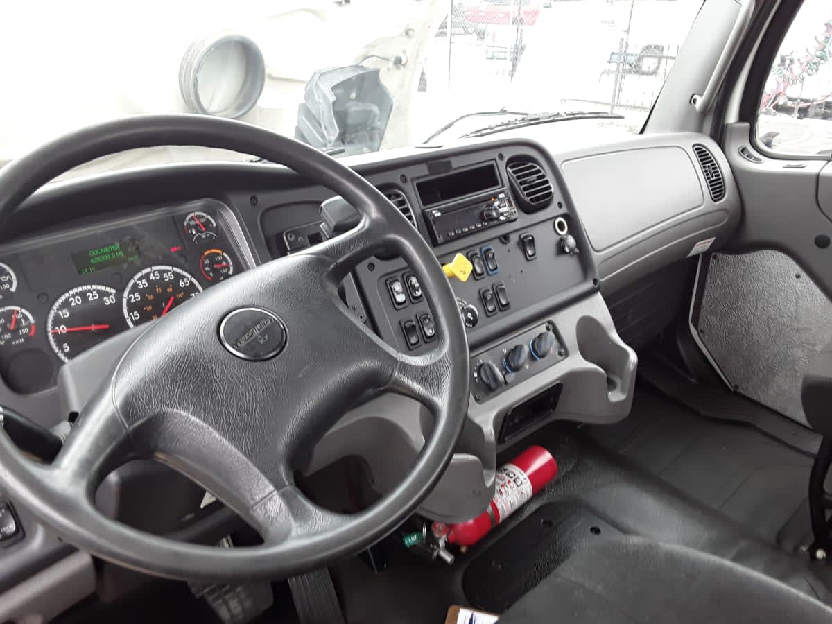 2018 Freightliner M2 106 757583