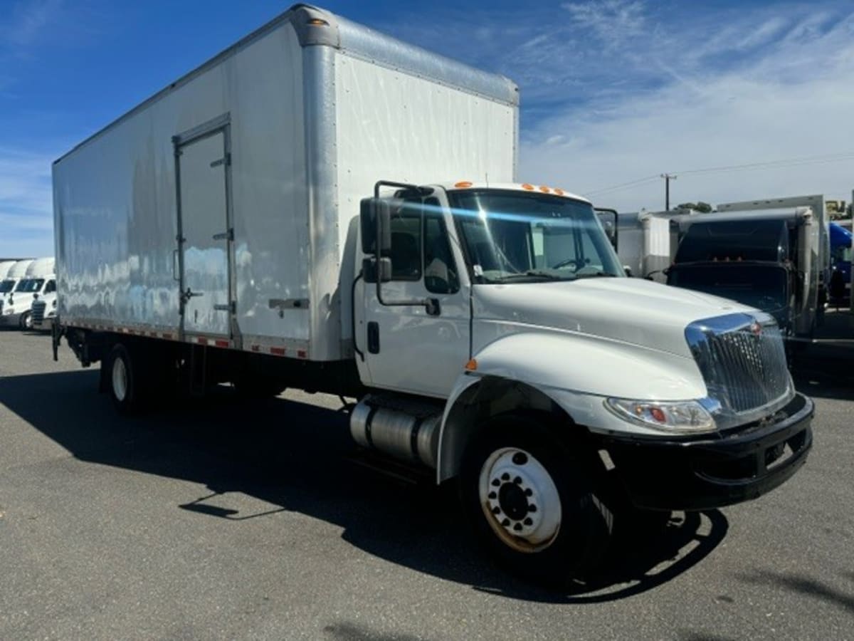 2018 Navistar International 4300 758333